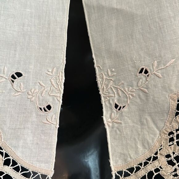 Very large vintage creamy tan floral embroidered collar with Battenberg lace - Picture 6 of 8